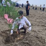 penanaman pohon cemara di pantai indah kemangi 2026 dengan bupati kendal mbk tika